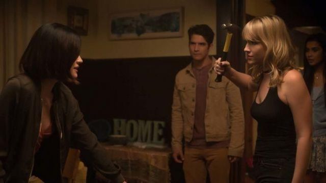 The jacket beige of Lucas Moreno (Tyler Posey) in Action or Truth