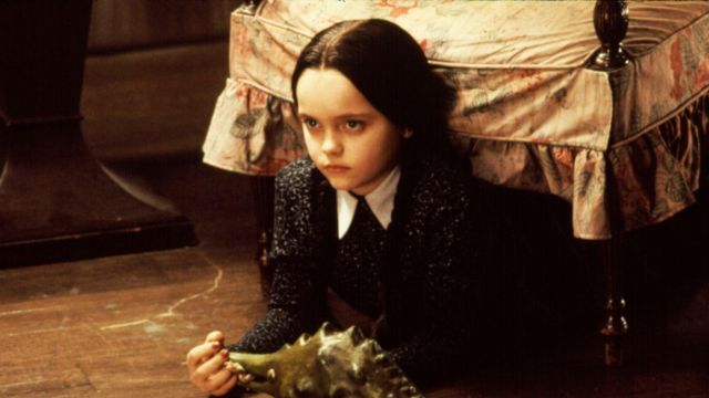 The replica of the costume of Wednesday Addams (Christina Ricci) in The Values of the Addams family
