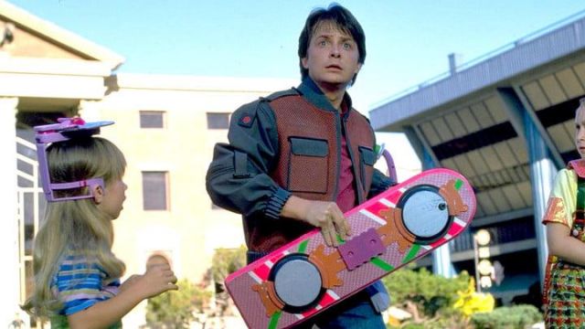 La réplique de l'hoverboard de Marty McFly (Michael J. Fox) dans Retour vers le futur II