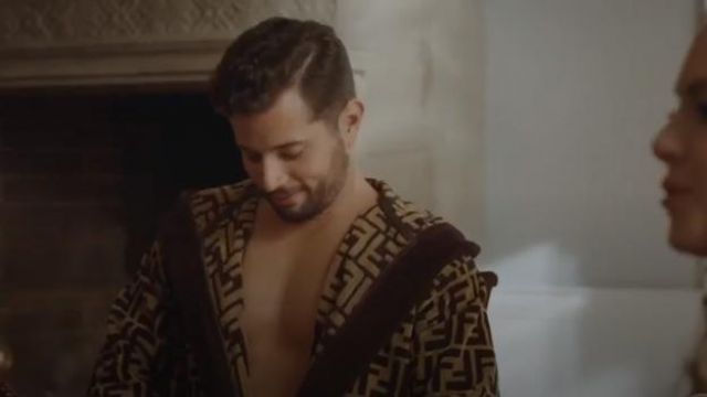 Fendi marron logo jacquard robe à capuche porté par Sam Jones (Rafael de la Fuente) dans la Dynastie Saison 3 Épisode 2