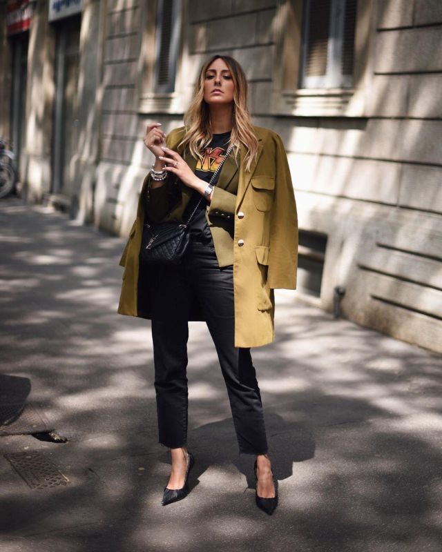 Black heels of Elisa Taviti on the Instagram account @elisataviti