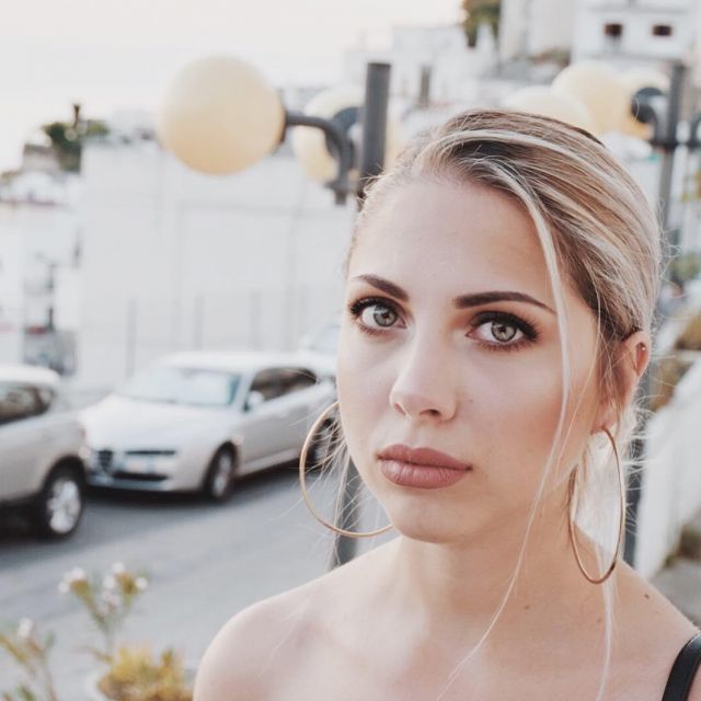 Gold­en pierc­ing ear­ring of Arianna on the Instagram account @ariannatavaglione