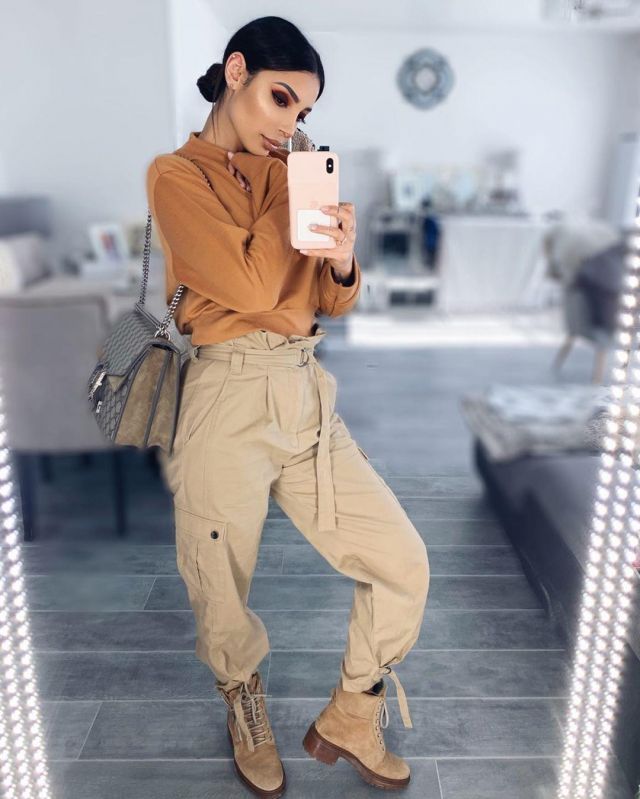 Le pantalon beige porté par Sananas sur le compte Instagram de @sananas2106