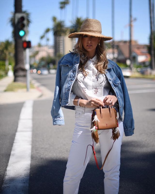 Blue jeans blaz­er of Elisa Taviti on the Instagram account @elisataviti