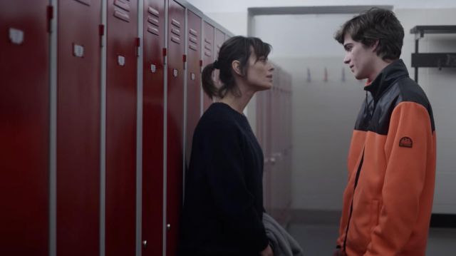 Sundek Orange Noir veste portée par Niccolò (Lorenzo Zurzolo) comme on le voit dans Bébé (S02E02)