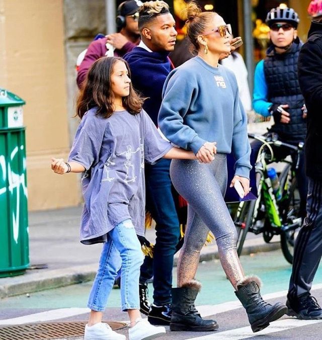 Au-delà de yoga en alliage d'ombre high waisted midi legging porté par Jennifer Lopez Ville de New York le 19 octobre 2019