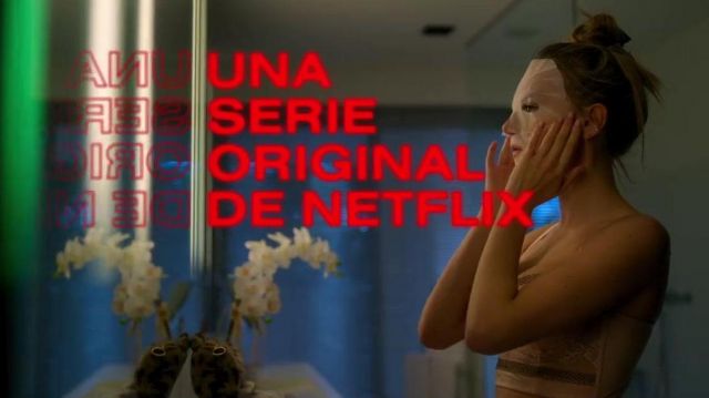The bra pink Corpino Relleno de Carla (Ester Expósito) in Elite (S02E01)