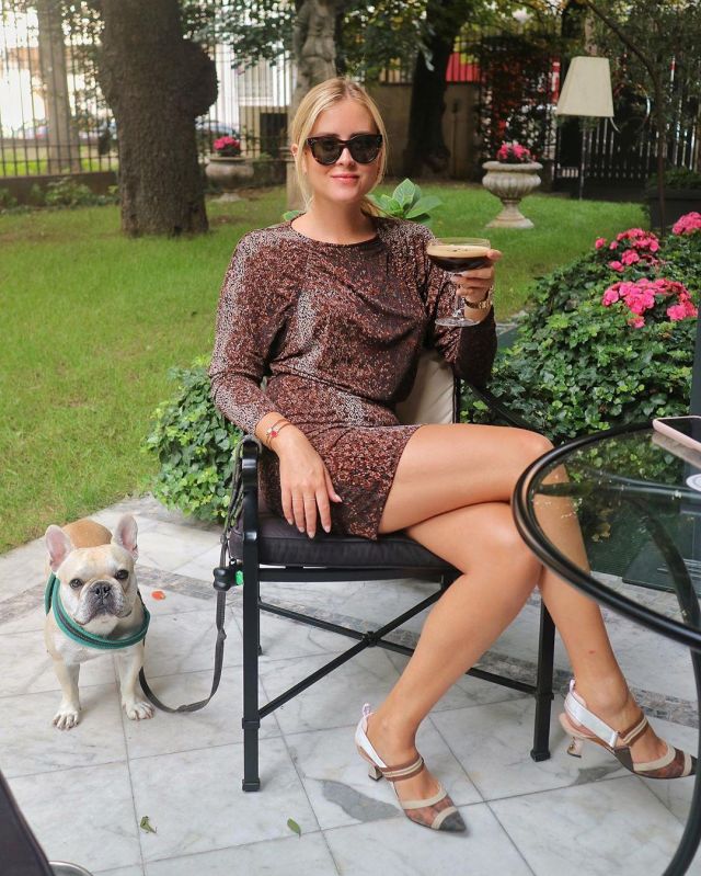 Print­ed dress brown of Valentina Ferragni on the Instagram account @valentinaferragni