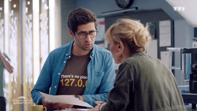 The t-shirt "There's no place like" worn by George (Mayel Elhajaoui) in Tomorrow belongs to us (S01E576)