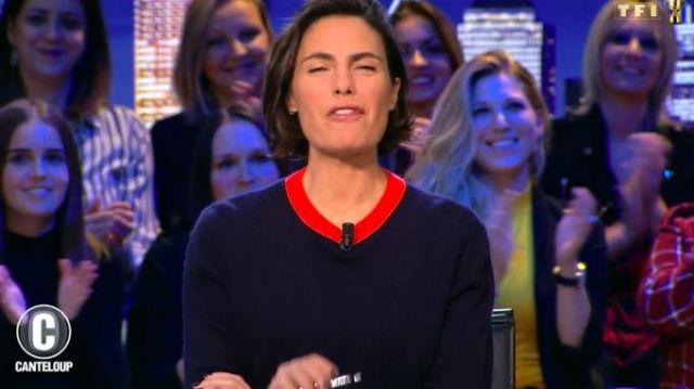 Le pull col rond bicolore de Alessandra Sublet dans C'est Canteloup le 22.10.2019