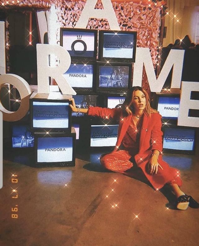 El largo abrigo rojo de Millie bobby brown en la cuenta de Instagram de @milliebobbybrown