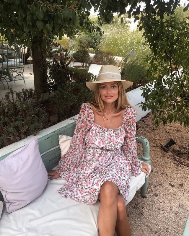 El vestido floral rosa de Caroline Receveur en la cuenta de Instagram de @carolinereceveur