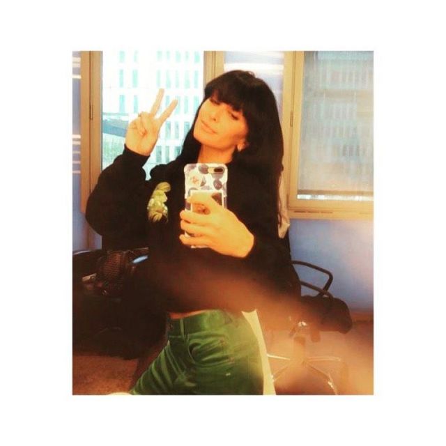 Le sweat noir motif feuilles de Jenifer sur son compte Instagram (tournage The Voice Kids)