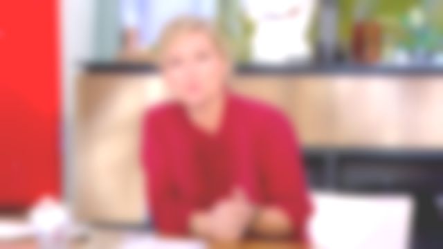 La blouse rouge Vanessa Bruno portée par Anne-Élisabeth Lemoine dans C à vous