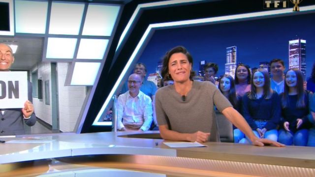 Le pull manche courte gris de Alessandra Sublet dans C'est Canteloup
