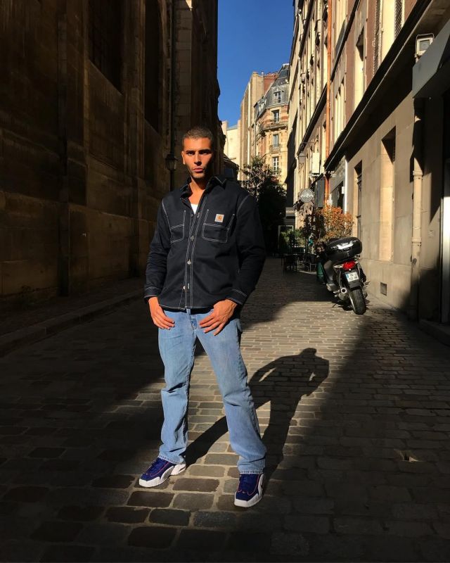 Black shirt with white stitching worn by Younes Bendjima on the account Instagram of @younesbendjima