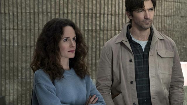 Sweater light blue Shirley Crain (Elizabeth Reaser) in The Haunting (S01)
