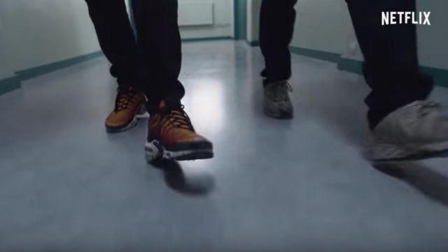 Les sneakers Nike Air Max flamme rouge et orange  portées par Carl Malapa dans Mortel (Saison 1)