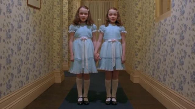 La robe de déguisement bleue des petites jumelles portée par Grady Daughter (Lisa Burns) dans Shining