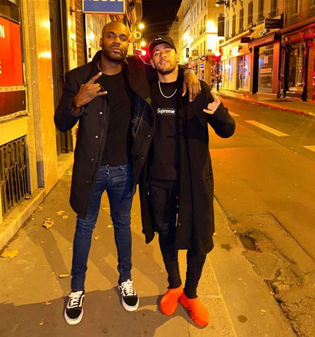 La paire de chaussures Balanciaga rouges de Neymar sur son compte Instagram @neymarjr