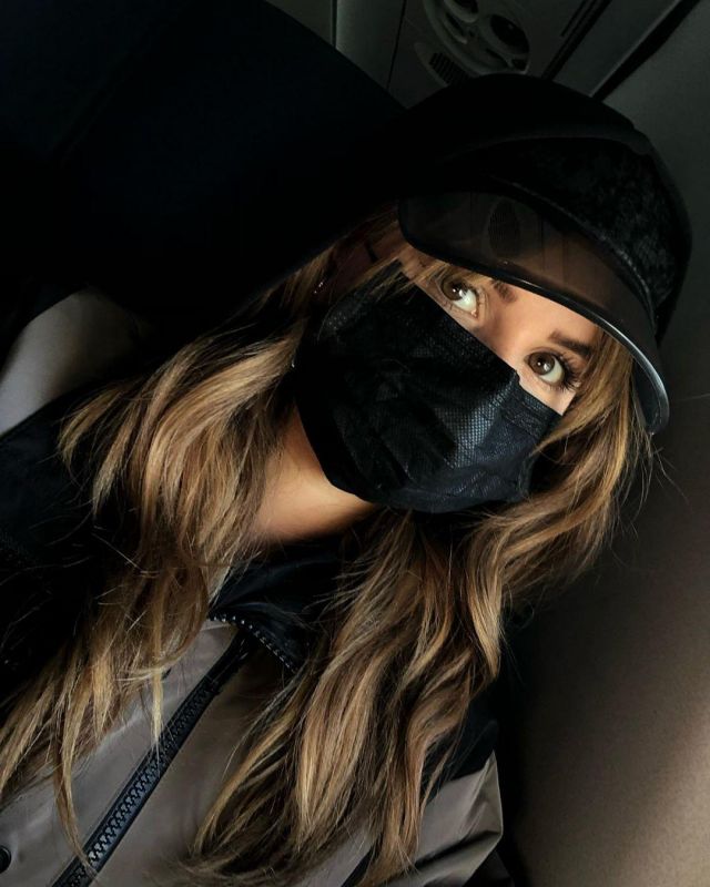 The cloth mask, black, Debby Ryan on the account Instagram of @debbyryan