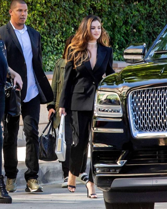Givenchy Pantalon Cigarette en Grain De Poudre porté par Selena Gomez à Los Angeles le 23 octobre 2019