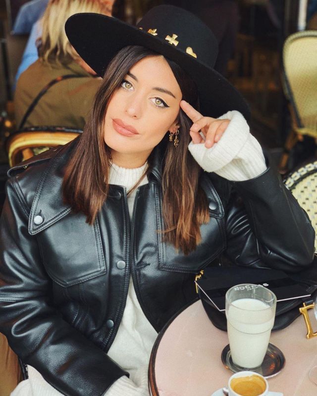 Chapeau noir avec des goujons d'or de Aida Domenech sur l'Instagram account @dulceida