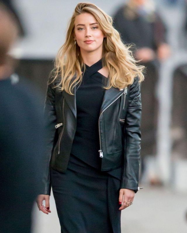 La robe noire croisée devant de Amber Heard sur le compte Instagram de @amberheard