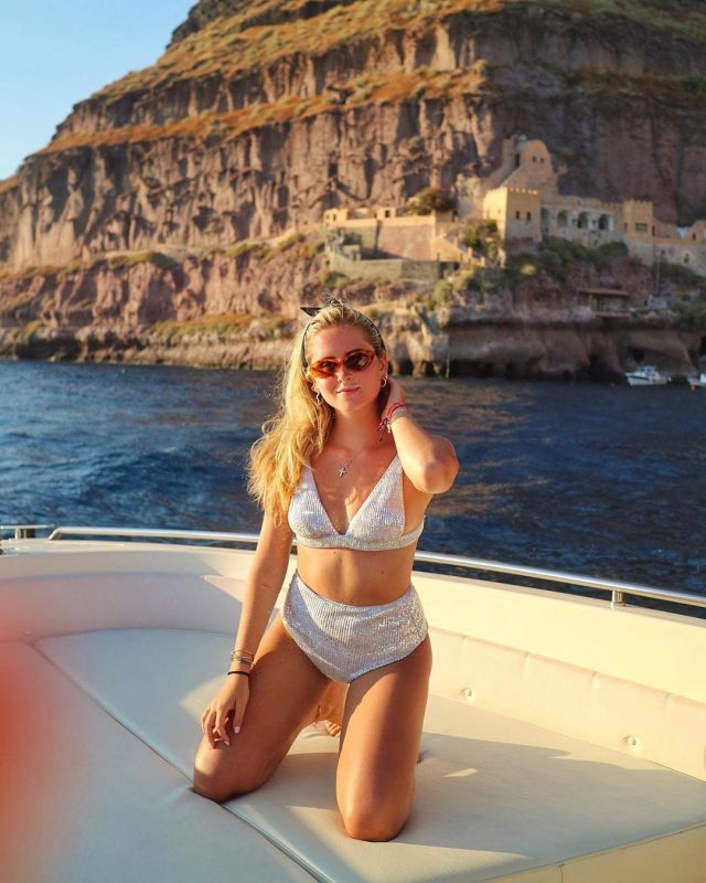 Mid-Pail­lettes High-Waist­ed Bra of Valentina Ferragni on the Instagram account @valentinaferragni