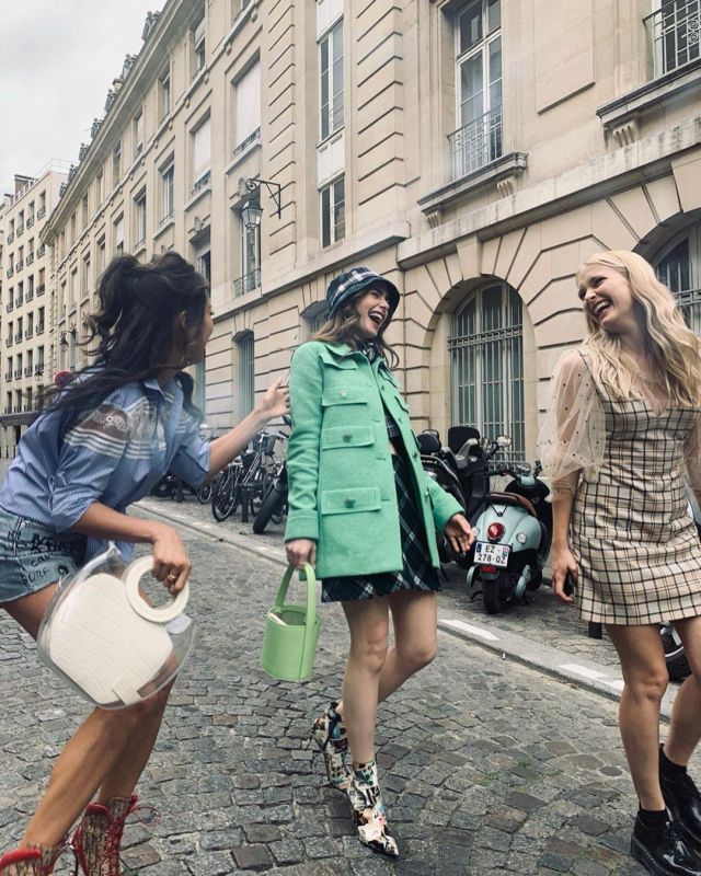 Le sac seau vert pomme de Lily Collins sur le compte Instagram de @lilyjcollins
