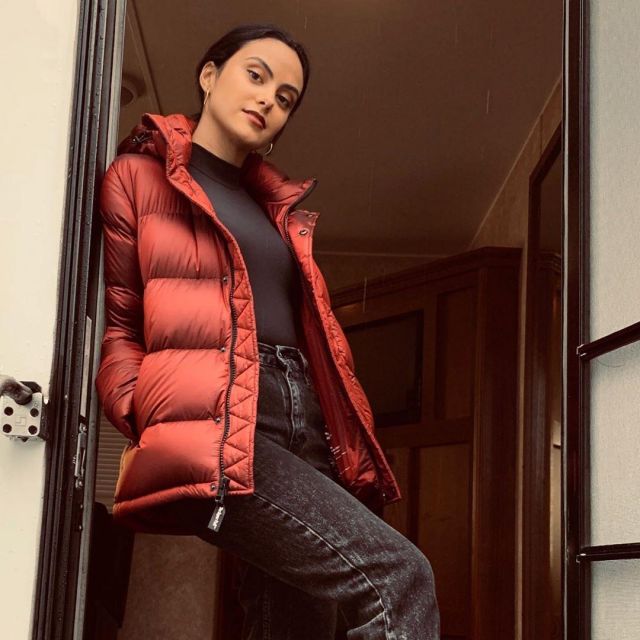 The down jacket red Camila Mendes on the account Instagram of @camimendes