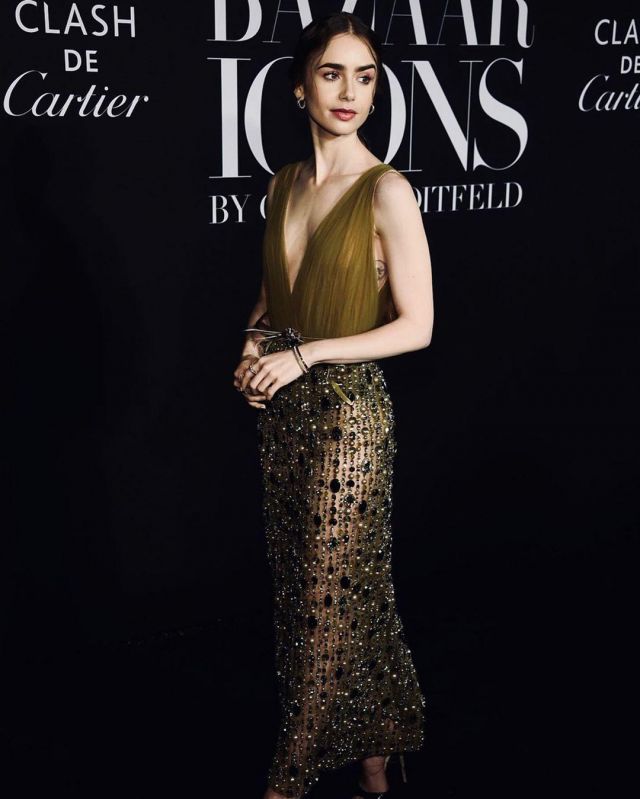 La robe kaki de Lily Collins sur le compte Instagram de @lilyjcollins