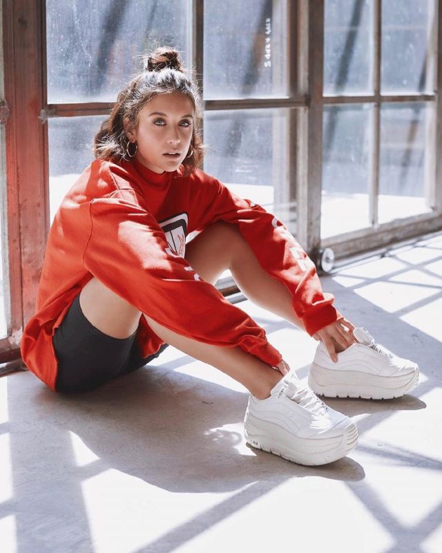 White Coolway Cluster sneakers of María Pedraza on the Instagram account @mariapedraza_