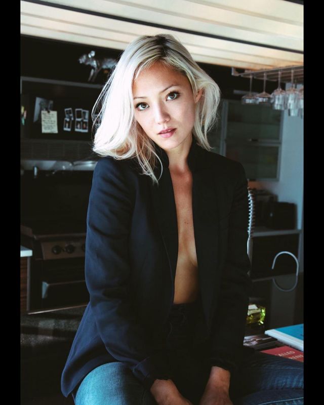 Jacket blazer black Pom Klementieff on the account Instagram of @pom.klementieff