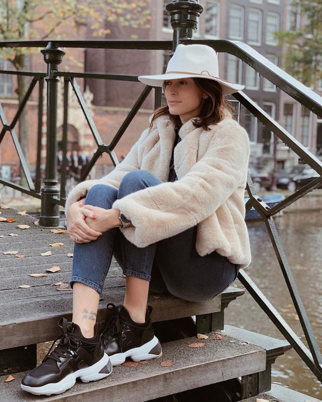 Le chapeau en feutre beige de Rachel Legrain-Trapani sur le compte Instagram de @racheltrapani