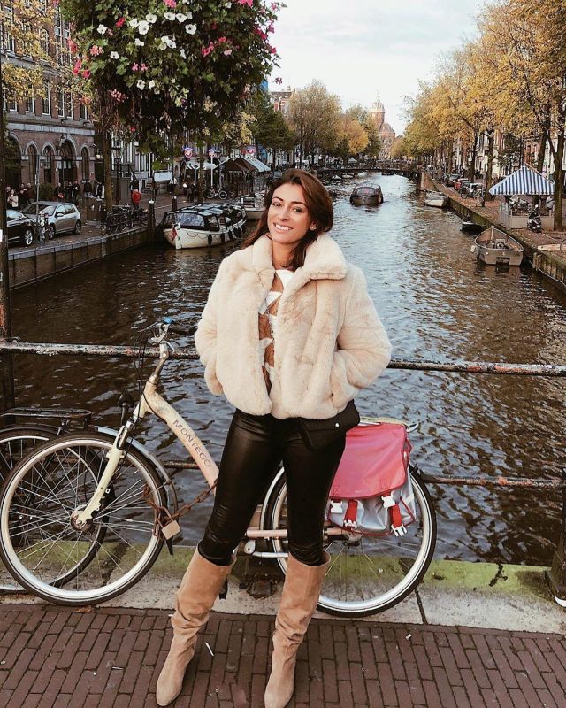 Les bottes en velours beiges de Rachel Legrain-Trapani sur le compte Instagram de @racheltrapani