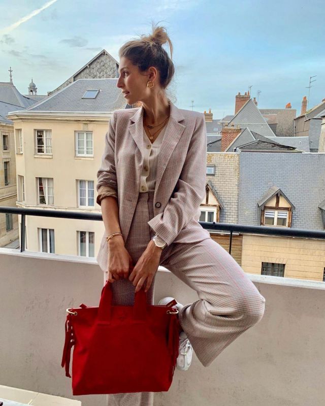 Le sac à main rouge de Laury Thilleman sur le compte Instagram de @laurythilleman