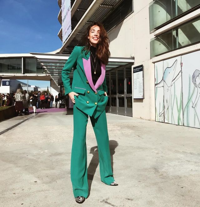 Green trousers of Ana Moya on the Instagram account @anamoyacalzado
