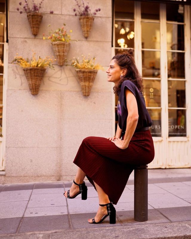 Chan­nel mi­di skirt of Belén Canalejo on the Instagram account @balamoda