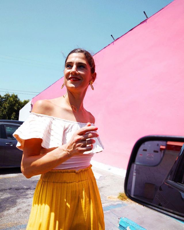 Pleat­ed pants of Belén Canalejo on the Instagram account @balamoda
