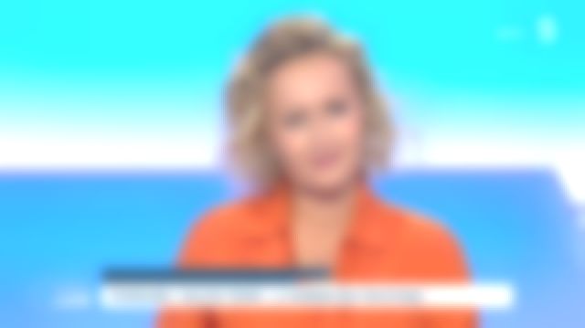 La blouse orange satinée de Caroline Roux dans C dans l'air