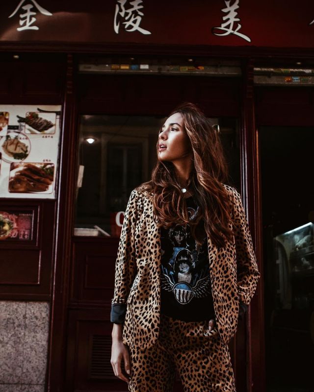 Vel­vet an­i­mal print fit­ted blazer of Ana Moya on the Instagram account @anamoyacalzado