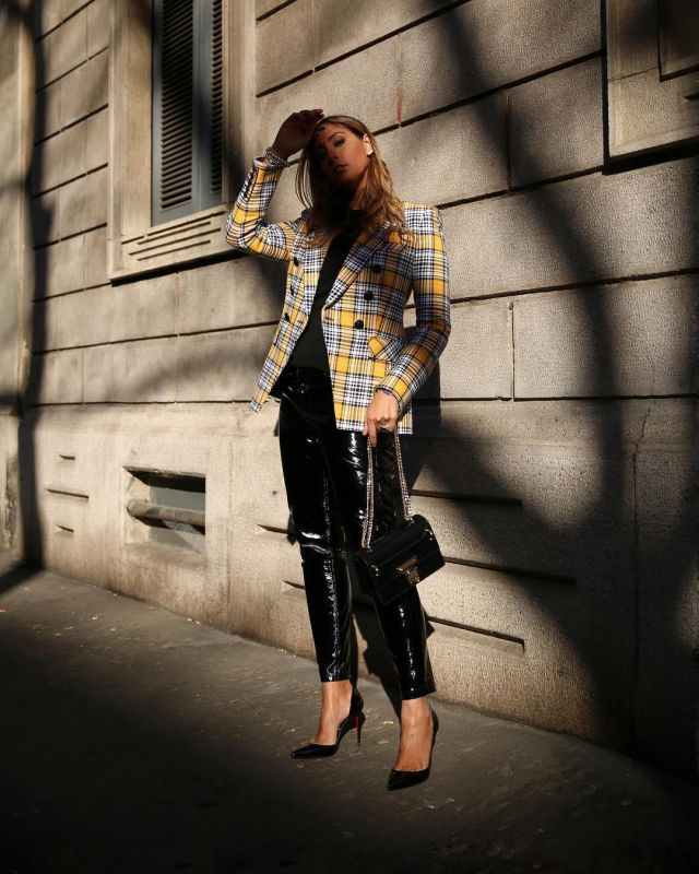 Balmain women black hand­bags of Elisa Taviti on the Instagram account @elisataviti