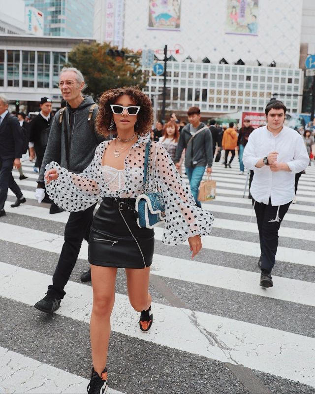 Lunette de soleil blanche Léna Si­tua­tions sur le compte Instagram de @lenamahfouf