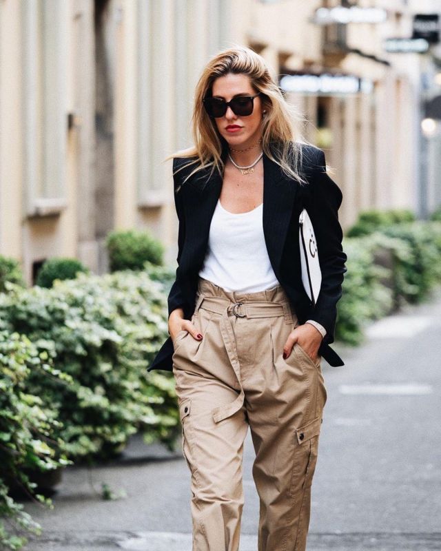 Zara beige ceintures de pantalon de Carla Hinojosa sur l'Instagram account @carlahinojosar