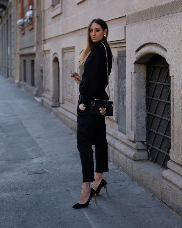 Mi­ni B li­on shoul­der bag of Elisa Taviti on the Instagram account @elisataviti