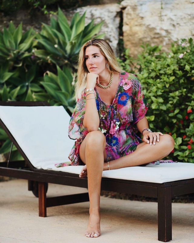Kaftan tropicale de Carla Hinojosa sur l'Instagram account @carlahinojosar