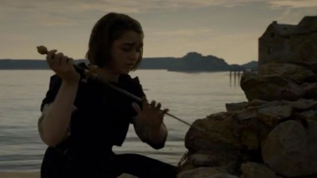 La réplique de l'épée de Arya Stark (Maisie Williams) dans Game of Thrones (S08E03)