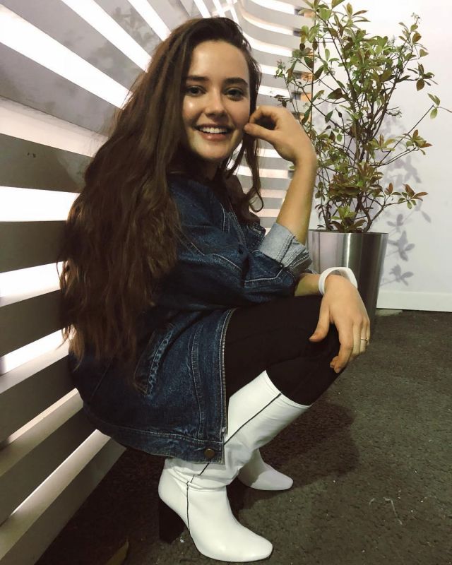 Les bottes blanches de Katherine Langford sur le compte Instagram de @katherinelangford