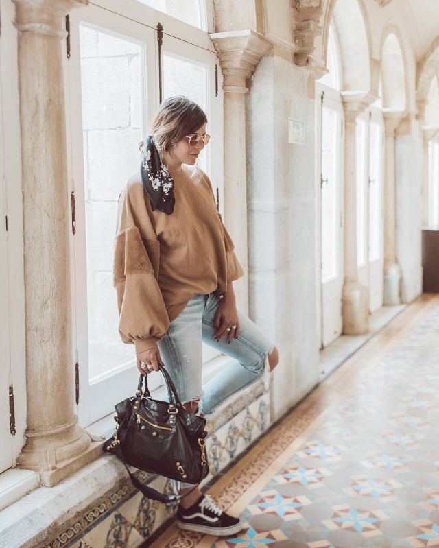 High-Rise Straight Fit Gray De­stroyed worn by Natalia Cabezas on the Instagram account @trendy_taste